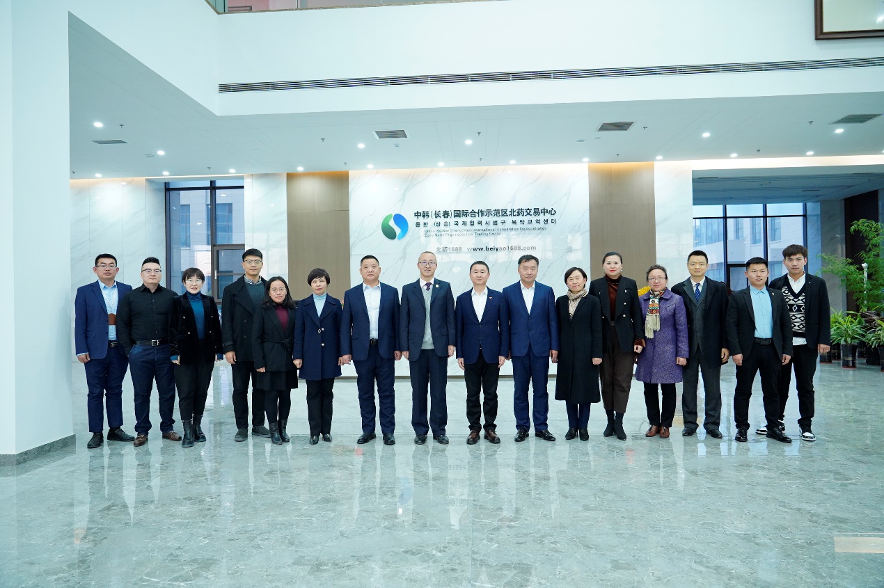 一群人站在一起描述已自动生成